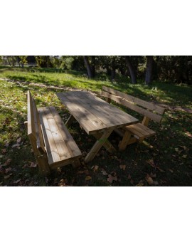 Mesa de madera XERTA con bancos con respaldo VIC